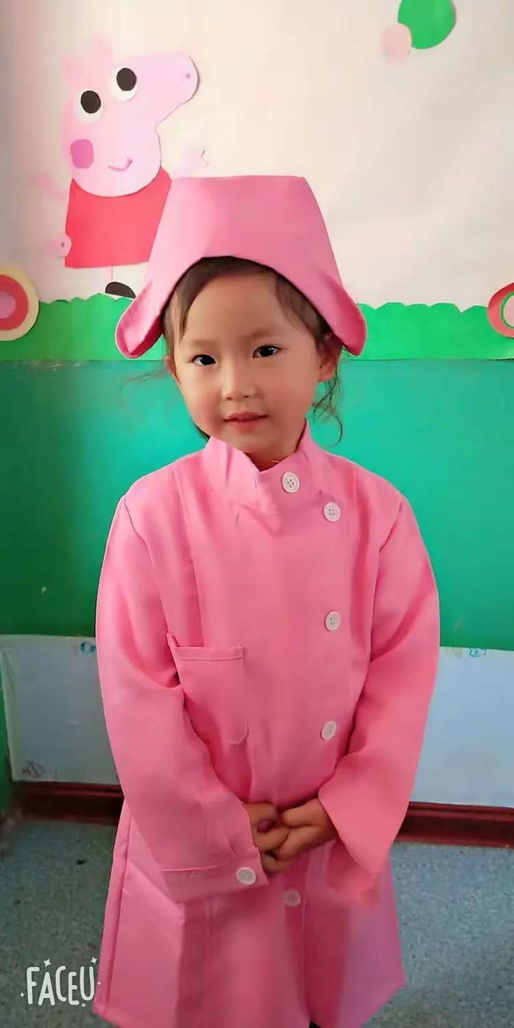 李思语小朋友，小名优优，是个文静可爱的小女孩，喜欢和小朋友们一起玩耍，喜欢帮助老师和小朋友，是老师的