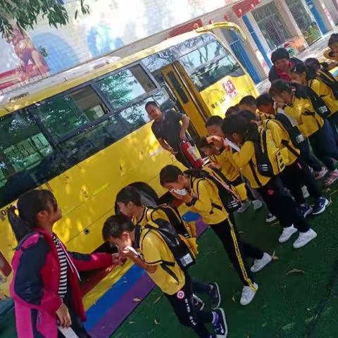 广州市白云区人和镇小太阳花幼儿园校车安全演练简报