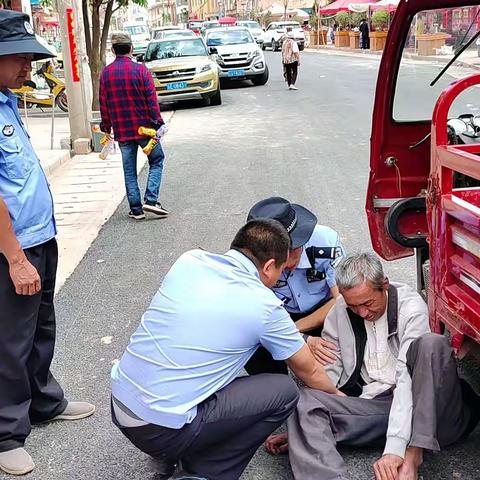 酒醉路边睡  家人心操碎  警民合力把家回