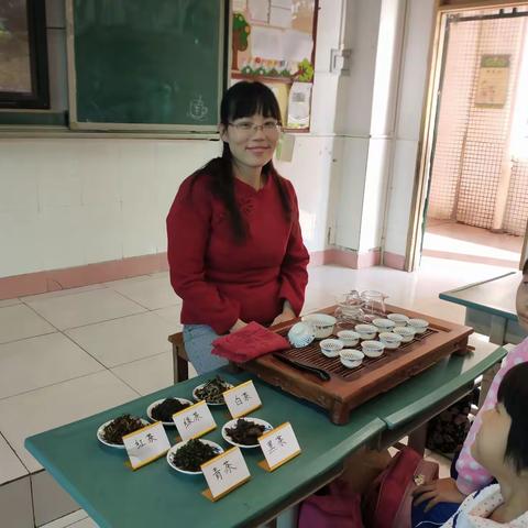 三班同学仔认茶、识茶、观茶、品茶，学习中国茶文化。🍵🍵