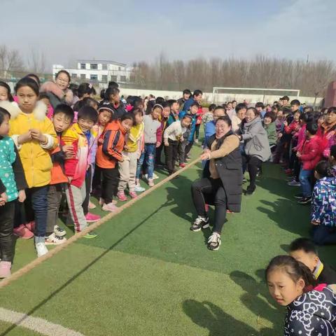 皂户李镇中心小学教职工开展趣味运动会庆祝三八妇女节