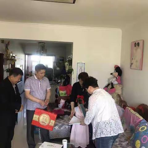 局集团公司工会女工保障部对乌鲁木齐电务段重困家庭进行六一慰问