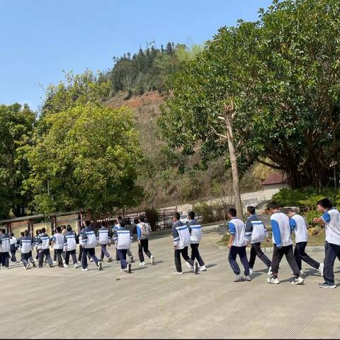 点滴劳动，浇灌绚丽青春——记麻栗坡县民族中学高一弘毅级部农场劳动