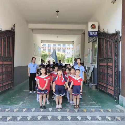 淘贝高瞻幼儿园大班参观理想小学