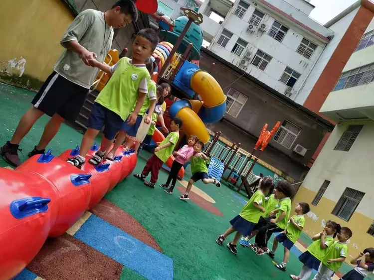 今天呀、体智能老师花生哥哥特地给我们宝贝儿带来了有趣的游戏——划龙舟，看！宝贝儿玩得多嗨呀😂😂😂