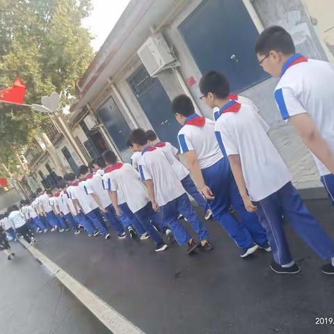 赵州镇县前小学在祖国70华诞来临之际为革命烈士敬献鲜花