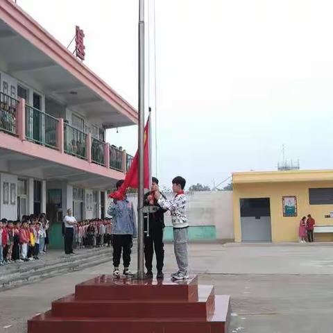 仙台镇中心小学 “雨中升国旗，浓浓爱国情 ”