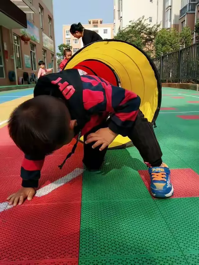 户外活动——钻山洞