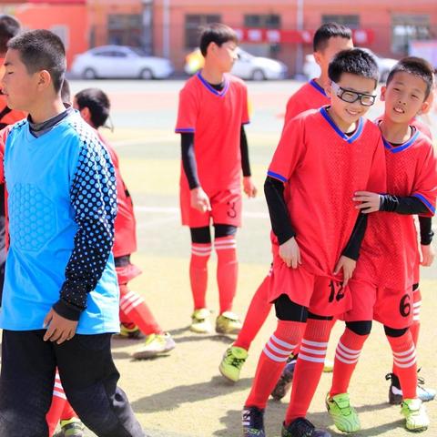 校园新闻//校园足球联赛 尽展学生风采——记神木市第八小学"校长杯"校园足球班级联赛活动
