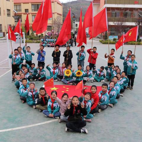 “我和国旗合个影”—胡川镇中学开展党史学习教育实践活动