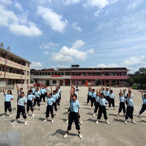 隆回县鸭田镇中心小学举办2023年上学期体操比赛