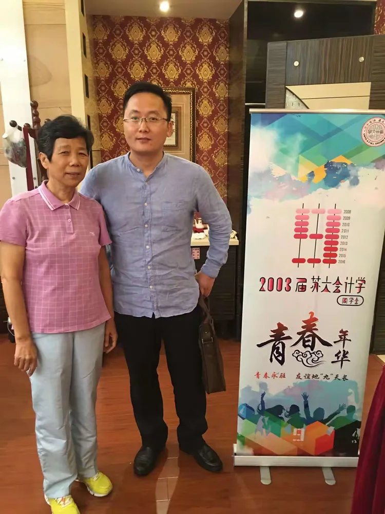 和班长杨旺合影