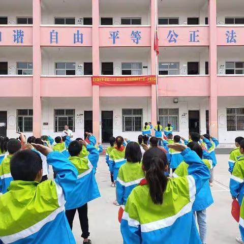 第九小学2022年“我和国旗合个影”活动