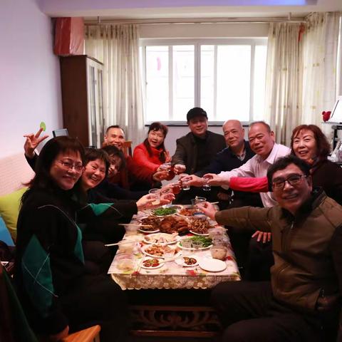 难忘的同学情               此次十一位同学在李有凤家的自作自烹，尽品美食的相聚。