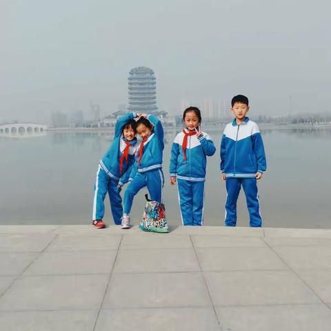 三月校园暖春行，重庆路小学二年一班第七小分队组织一次“学雷锋从我做起”社会实践活动