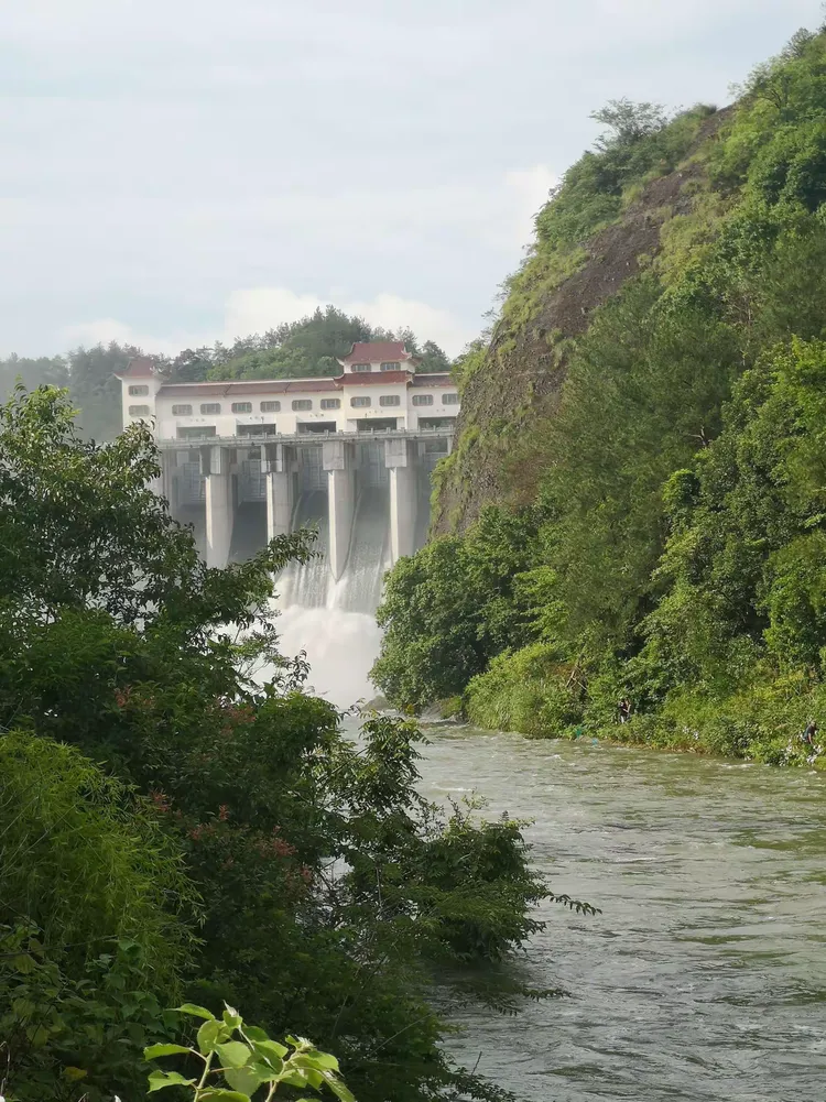 杨溪水库开闸泄洪