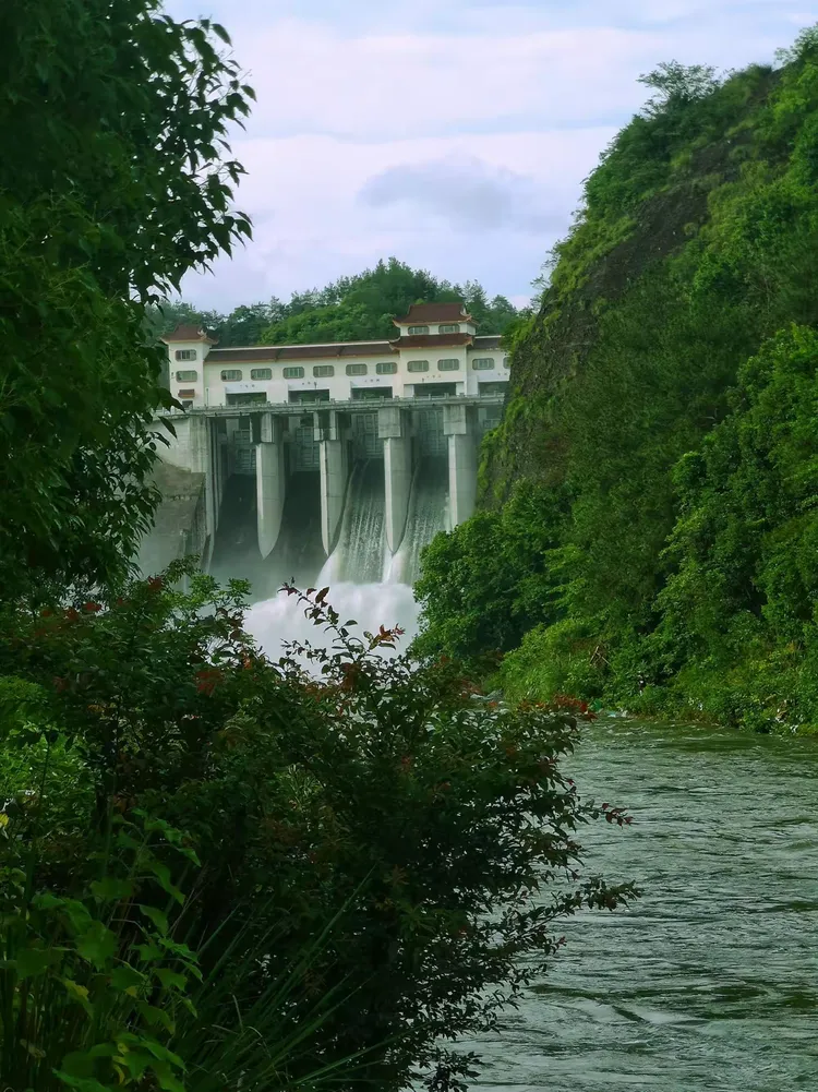 杨溪水库开闸泄洪