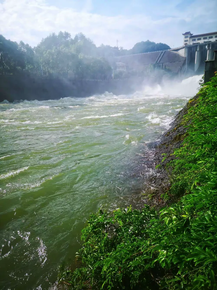 杨溪水库开闸泄洪