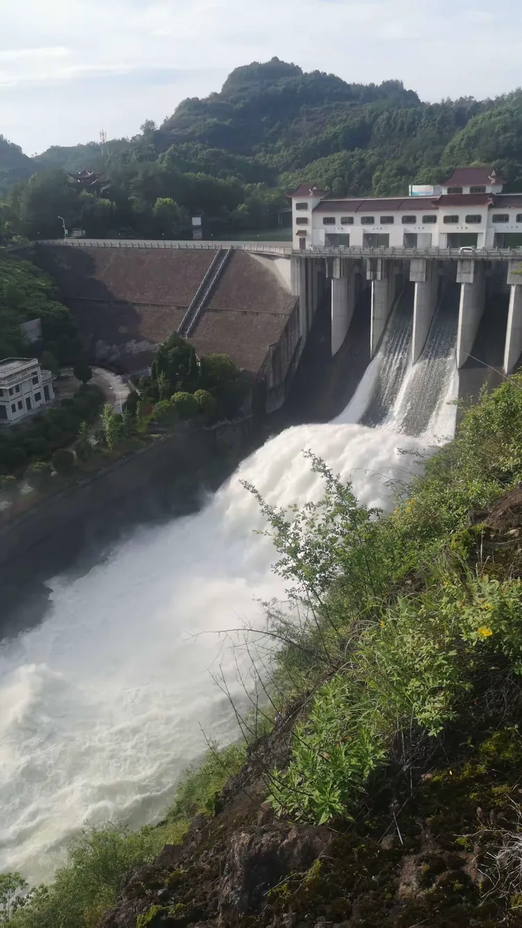 杨溪水库开闸泄洪
