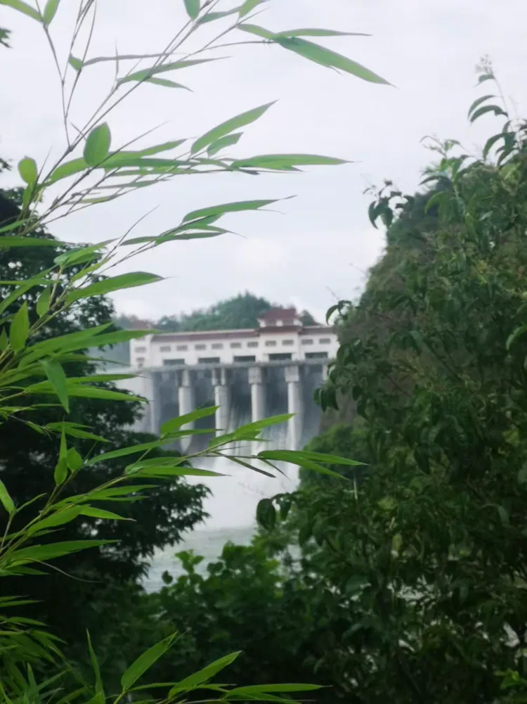 杨溪水库开闸泄洪