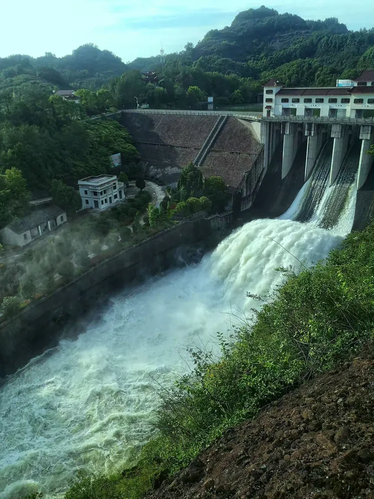 杨溪水库开闸泄洪