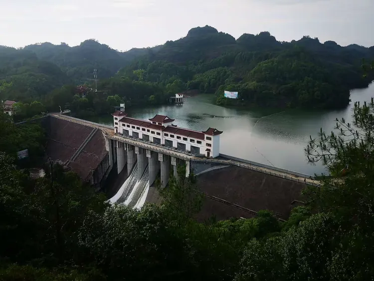 杨溪水库开闸泄洪