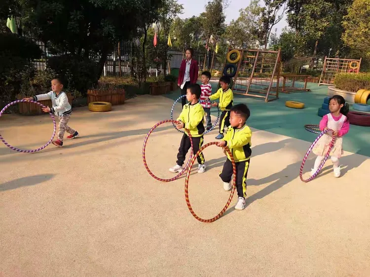 来一个滚圈圈比赛呀😄