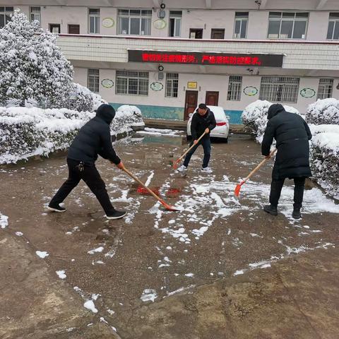 “闻雪而动 伴雪而行”——百亩中学迅速开展积雪清扫行动