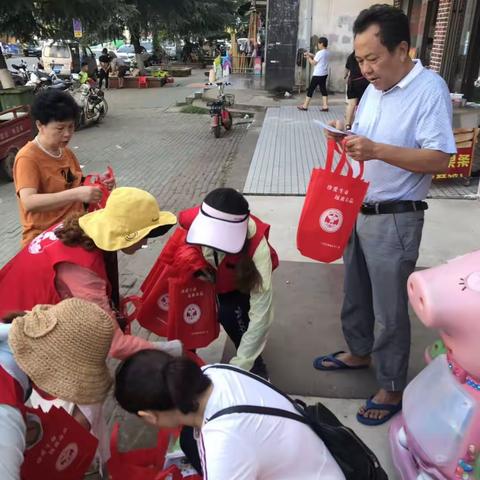 大桥现代产业园中心戒毒社区2019年7月29日，在大花岭菜市场及周边开展禁毒宣传活动。