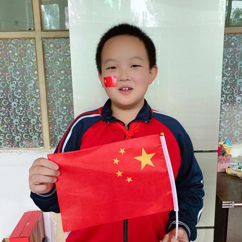 遂城小学少先队欢庆双节之“我与国旗合个影”爱国系列活动