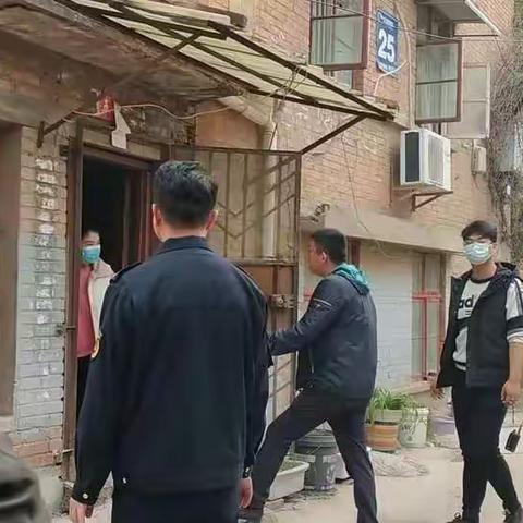 【金耀办事处城建所】拆除老旧小区违建 提升城市容貌新颜