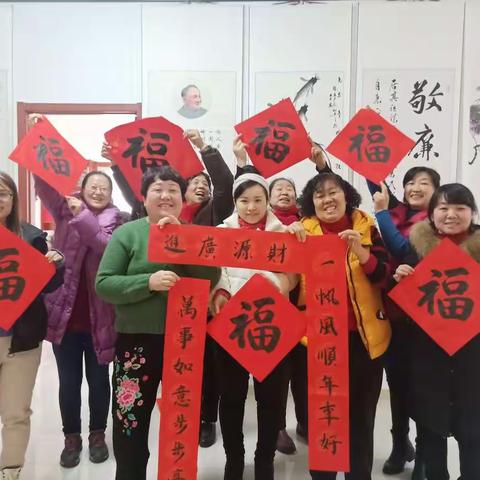 “喜迎新春写对联，情暖社区送祝福”