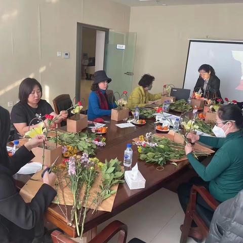 紫御华府支行举办“花语传情 感恩陪伴”主题插花活动