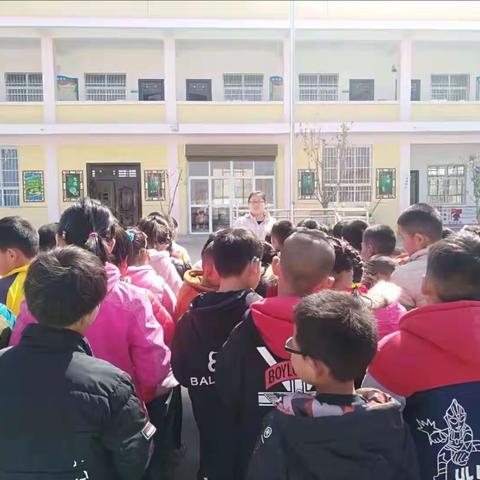 八里小学“守护绿色希望，争做绿色小天使”植树节活动