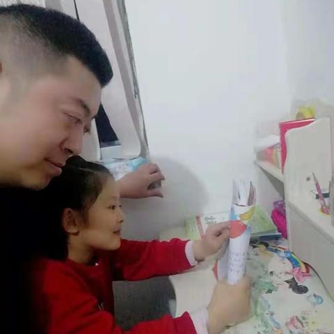解放小学“校园书香飘万家，快乐亲子共读”！一年二班萤火虫书社！