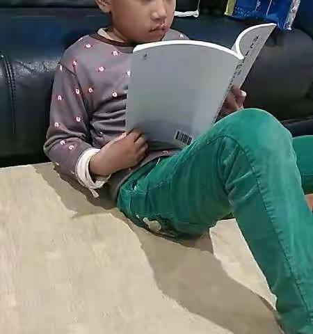 解放小学“校园书香飘万家，快乐亲子共读”！二年二班萤火虫书社！