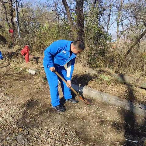 中转站车间开展“消防通道重大危险源周边易燃物清理”活动