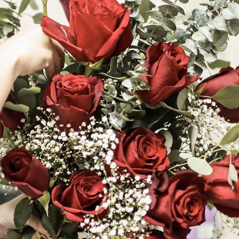 花香弥漫女神节，建行二支行送花活动