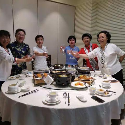 大学毕业将33年，每年相约38，511的姐妹们今年唱跳笑🤣“你笑起来真好看”😘😘😘😘😘😘