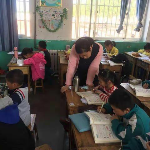 韩旺中心学校“多维合作，高效生成”课堂再次绽放青春的容颜！曹老师作为学校的骨干教师，为年轻教师做榜样！