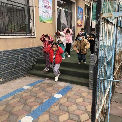 防震减灾 为生命护航——十里铺蓓蕾幼儿园地震逃生演练