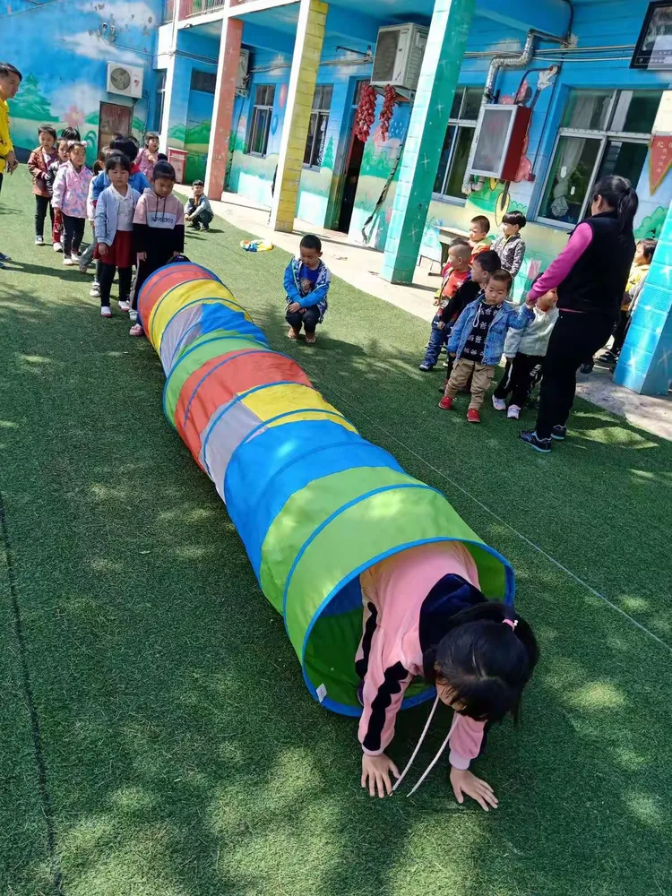 熊猫哥哥带我们玩钻山洞喽!