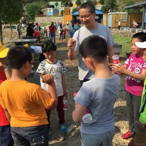 三毛小学二（1）班周末野炊活动