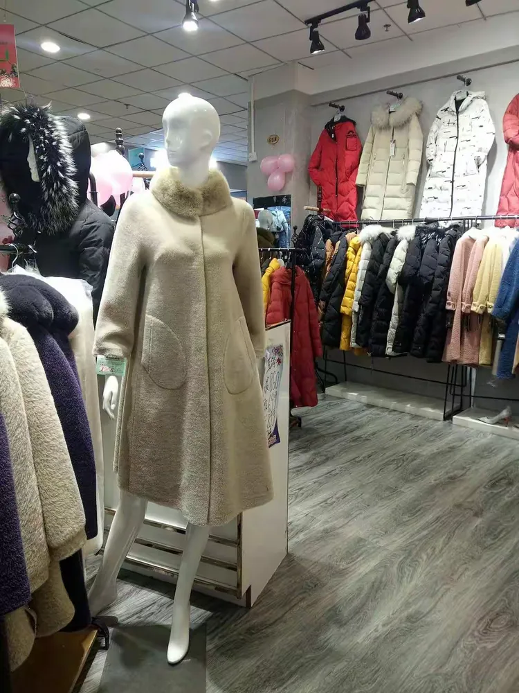当代三楼珂洛芮品牌女装店百万羊绒大衣清仓进行中180元起