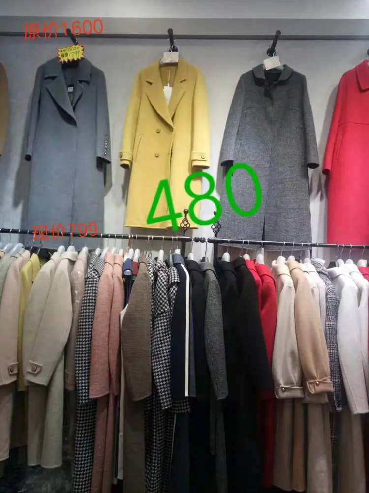 当代三楼珂洛芮品牌女装店百万羊绒大衣清仓进行中180元起