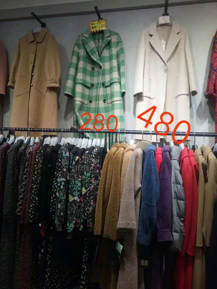 当代三楼珂洛芮品牌女装店百万羊绒大衣清仓进行中180元起