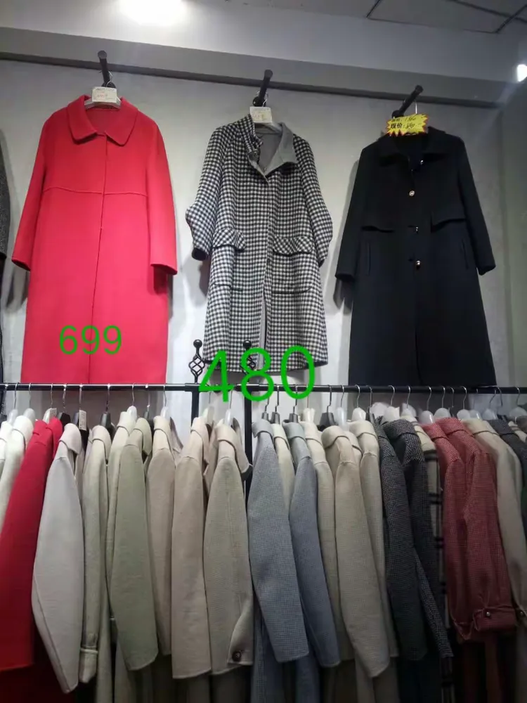 当代三楼珂洛芮品牌女装店百万羊绒大衣清仓进行中180元起