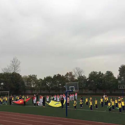 温泉镇明德小学召开春季田径运动会