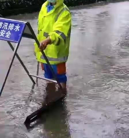 泗洪京环作业一中心迅速排水，确保市民正常出行