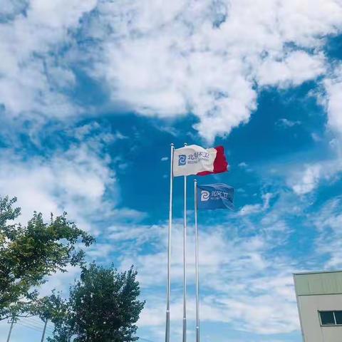 环卫工人辛苦劳作，干干净净迎国庆